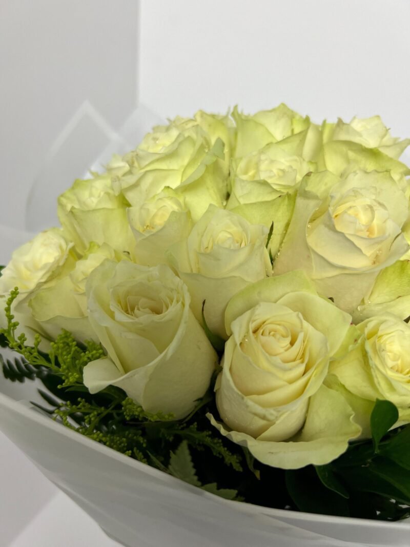 ⁦باقة يد | 35 حبة روز | ابيض⁩ - الصورة ⁦2⁩