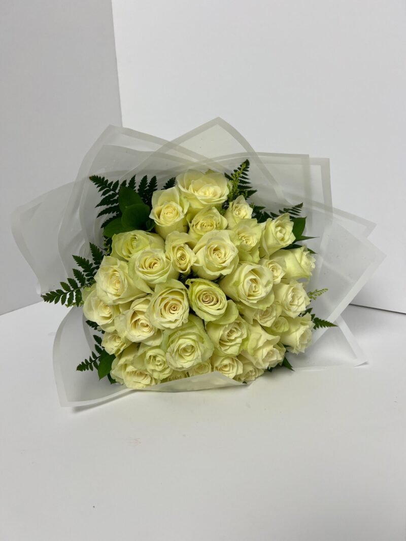 ⁦باقة يد | 35 حبة روز | ابيض⁩ - الصورة ⁦3⁩