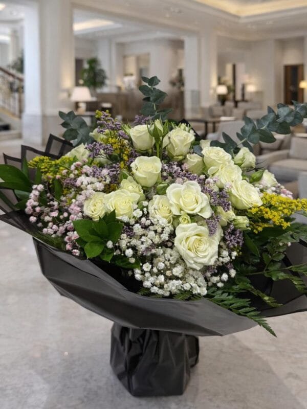 أبيض عشرة غلاف أسود